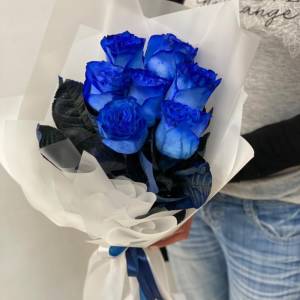 Букет 7 крупных синих роз с упаковкой R546
