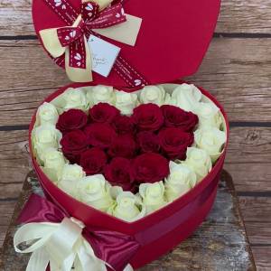 Сердце 29 красных и белых роз в коробке R1081