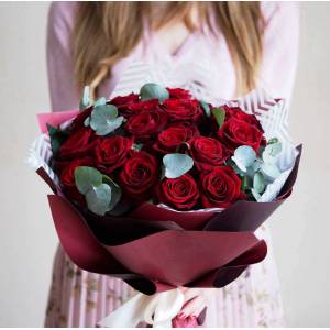 Букет 21 красная роза с эвкалиптом и оформлением R1257