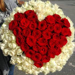 Большое сердце из красных и белых роз R112