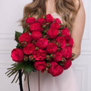 Букет 15 красных кустовых пионовидных роз с лентами R73